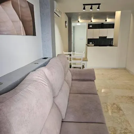 Modern 3 Bedrooms דירה