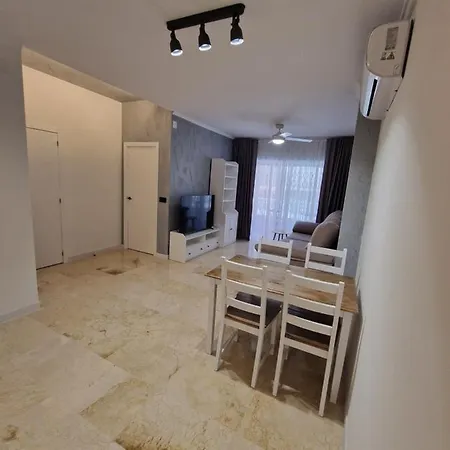 Modern 3 Bedrooms דירה